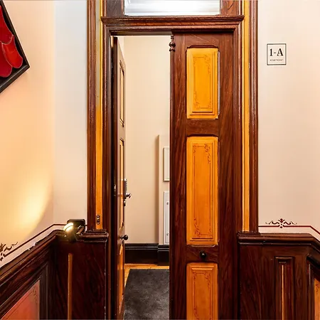 Spacious Modern In بورتو